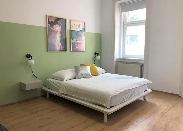 Large - Great For Groups - With Balcony Or Terrace Apartment